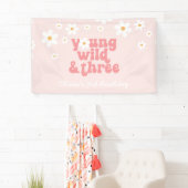 Young Wild Drie retro Daisy Pink verjaardag Spandoek (Insitu)