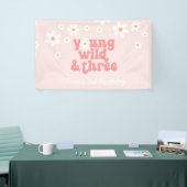 Young Wild Drie retro Daisy Pink verjaardag Spandoek (Beurs)