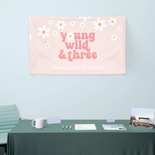 Young Wild Drie retro Daisy Pink verjaardag Spandoek (Beurs)