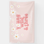 Young Wild Drie retro Daisy Pink verjaardag Spandoek (Verticaal)