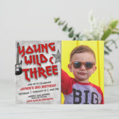 Young Wild en Three Rock Met Foto Uitnodiging (Staand voorkant)