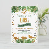 Young Wild & Three Dinosaur Birthday Kaart (Staand voorkant)