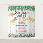 Young Wild & Three Dinosaur Girls 3e Verjaardag Wandkleed (Voorkant)