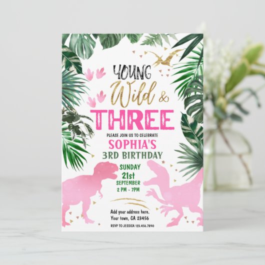 Young Wild & Three Dinosaur roze Verjaardag Kaart (Staand voorkant)