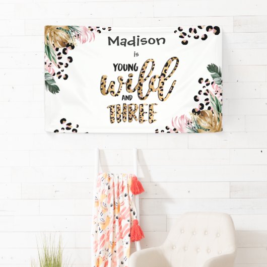 Young Wild & Three Leopard Print Oerwoud Birthday Spandoek (Insitu)