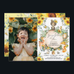 Young Wild & Three Sunflower Woodland Birthday Kaart<br><div class="desc">Viel je kleine wilde om 3 te draaien met deze griezelige zonnebloem/bos,  de verjaardagsuitnodiging. Het ontwerp bevat een groep schattige bosvrienden (herten,  beer,  wasberen,  vossen,  uil,  bunny,  stinkdier) en groene en rustige waterverf zonnebloemen.</div>