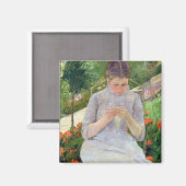 Young Woman Sewing in the tuin, c.1880-82 Magneet (Voorkant / Achterkant)