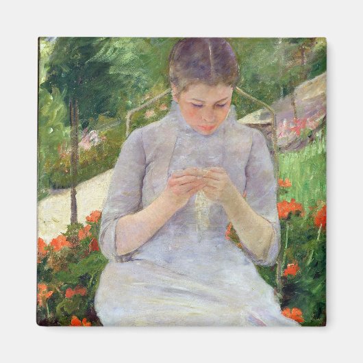 Young Woman Sewing in the tuin, c.1880-82 Magneet (Voorkant)
