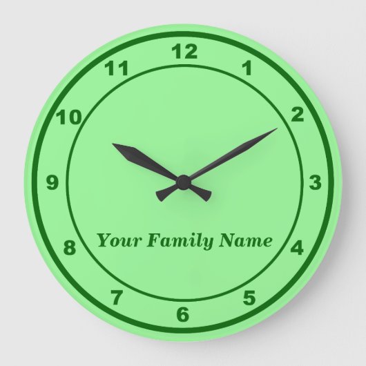 Your Family Name on Light Green Round Wall Clock Grote Klok (Voorkant)