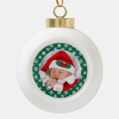 Your Photo Santa Baby Green Background Snowflakes Keramische Bal Ornament (Voorkant)