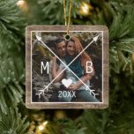 Your Rustic Elegant Monogrammed Love Heart Arrows Keramisch Ornament<br><div class="desc">Unieke,  klassieke,  trendy,  rustige en decoratieve kerstvakantieboom,  met Prettige feestdagen en een Joyful nieuwjaarstekst,  en ruimte om met een foto en namen (of familienaam) van uw keus aan te passen of te personaliseren op een robuust landgebruik van de stijl van het huishouden gewethered boerenbos planken textuur patroon.</div>
