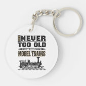 You're Never Too Old for Model Trains Trian Lover Sleutelhanger (Achterkant)
