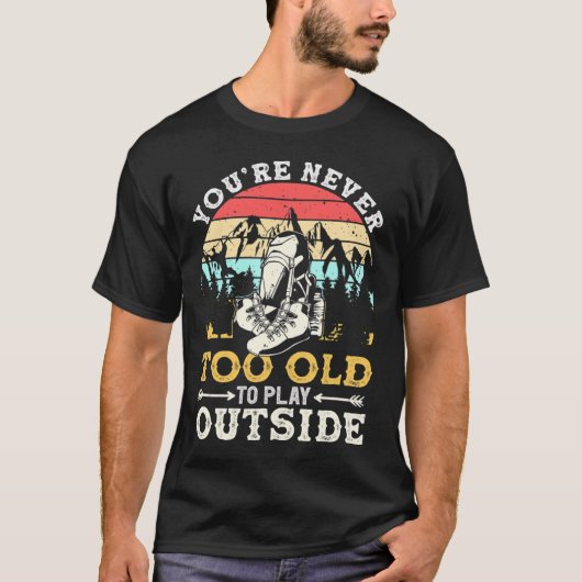 You're Never Too Old To Play Outside Mountain Hiki T-shirt (Voorkant)