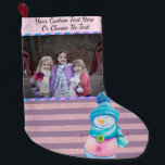 YourPic/Text Paars Roze Rozenstrook Snowman Grote Kerstsok<br><div class="desc">Fun en griezelig, dit ontwerp kan voor kinderen of volwassenen zijn en zal je thuis een kleurrijke blik geven. Let op: er wordt GEEN echt glitter gebruikt. Alle glitter- en lace-accenten worden digitaal in illustraties uitgevoerd. Als je je eigen foto wilt toevoegen, klik je op de knop Wijzigen en voeg...</div>