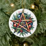 Yule Tree Winter Solstice Holly Wicca Pentacle Keramisch Ornament<br><div class="desc">Verfris uw yuleboom met dit Yule Tree Winter Solstice Holly Wicca Pentacle Ornament ontwerp. De achtergrondkleur op dit ornament is eenvoudig te bewerken in de Zazzle editor! Een vrolijke en zalige winterzonnewende!</div>