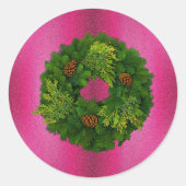Yuletide Pine Krans op Roze Kerstmis Ronde Sticker (Voorkant)