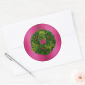 Yuletide Pine Krans op Roze Kerstmis Ronde Sticker (Envelop)
