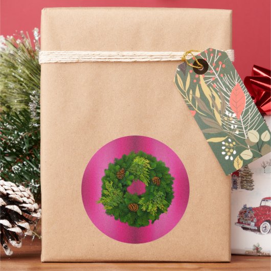 Yuletide Pine Krans op Roze Kerstmis Ronde Sticker (Feestdagen)