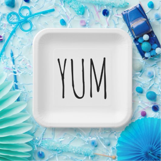 YUM-tekst op wit Papieren Bordje (Feest)