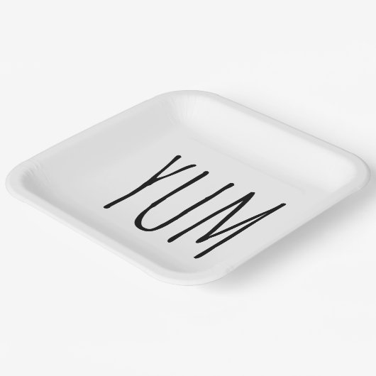 YUM-tekst op wit Papieren Bordje (Gebogen)