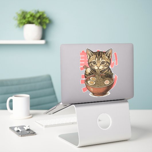 Yummy Ramen Kitten Vinyl Sticker (Laptop op bureau)