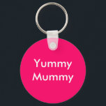 YummyMummy Sleutelhanger<br><div class="desc">sleutelhanger "Yummy Mummy". Wit op roze achtergrond.</div>