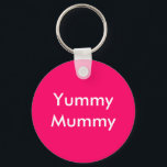 YummyMummy Sleutelhanger<br><div class="desc">sleutelhanger "Yummy Mummy". Wit op roze achtergrond.</div>