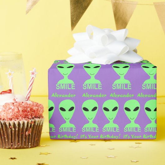 Z Gepersonaliseerde glimlach Birthday Happy Alien Cadeaupapier (Verjaardagsfeest)