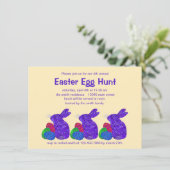 Z Paarse Paashaas Easter Egg Hunt Party Kaart (Staand voorkant)