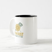 Zaagstof is Man glitter Funny Carpenter Handyman Tweekleurige Koffiemok (Voorkant links)