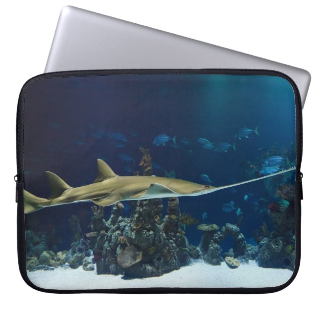 Zaagvis die toeslaat laptop sleeve (Voorkant)