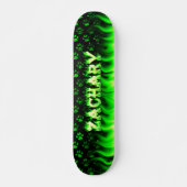 Zachary skateboard groen vuur en vlammenontwerp. (Voorkant)