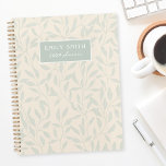 Zacht Beige en Sage Foliage Aangepaste Naam Planner<br><div class="desc">Op maat ontworpen spiraalplanner met natuurlijk elegant salie-loof patroon met aangepaste naam op een zachte beige kleur achtergrond.</div>