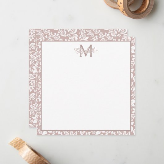 Zacht Beige en Witte Bloemen Monogram Notitiekaartje (Voorkant / Achterkant in situ)
