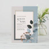 Zacht blauw aards gebladerte botanische bruiloft kaart (Staand voorkant)