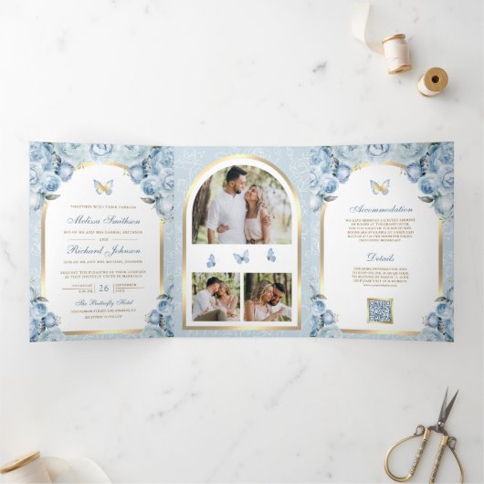 Zacht Blauw Bloemen Gouden Boog Vlinderbruiloft Drieluik Uitnodiging (Binnen)