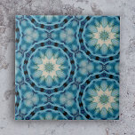 Zacht Blauw en Indigo Geometrische Vormen Bloemen  Tegeltje<br><div class="desc">Deze keramische tegel heeft een geometrisch patroon dat wordt gekenmerkt door symmetrische, op bloemen geïnspireerde motieven. De motieven worden weergegeven in verschillende tinten blauw, waardoor een kalmerend en sereen visueel effect ontstaat. Donkere contouren definiëren de vormen en elementen binnen het patroon en bieden contrast en diepte aan het ontwerp. Deze...</div>