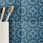 Zacht Blauw en Indigo Mozaïek Geometrische Vormen Tegeltje<br><div class="desc">Deze keramische tegel heeft een ingewikkeld symmetrisch ontwerp dat doet denken aan klassieke architectuur of textiel. De tegel is versierd met een verscheidenheid aan geometrische vormen, waaronder diamanten en cirkels, die samen grotere cirkelpatronen vormen, verspreid over de tegel. Het ontwerp is minutieus gedetailleerd en harmonieus, waardoor een visueel spektakel ontstaat...</div>