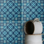 Zacht Blauw en Indigo Symmetrisch Geometrisch Patr Tegeltje<br><div class="desc">Deze keramische tegel heeft een ingewikkeld, symmetrisch patroon dat uitstraalt vanuit het midden, waardoor een caleidoscopisch effect ontstaat. Het ontwerp is complex en zorgvuldig vervaardigd, met vormen die verstrengelen en overlappen, waardoor een gevoel van diepte en dimensie wordt toegevoegd. Het kleurenpalet wordt gedomineerd door verschillende tinten van rustige zachte blues...</div>