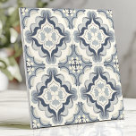 Zacht blauw en wit Bloemen Marokkaans Tegeltje<br><div class="desc">Creëer een serene sfeer met deze Marokkaans geïnspireerde tegel met zacht blauw-witte bloemen en geometrische patronen. Het ingewikkelde symmetrische ontwerp brengt een elegante en kalmerende touch,  waardoor het ideaal is voor backsplashes,  accentmuren of het verbeteren van mediterrane en moderne interieurs.</div>