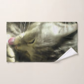 Zacht en gulzend, Gesponnen op een grijze kat Handdoek (Handdoek)