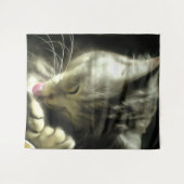 Zacht en gulzend, Gesponnen op een grijze kat Wandkleed (Voorkant (horizontaal))