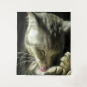 Zacht en gulzend, Gesponnen op een grijze kat Wandkleed (Voorkant)