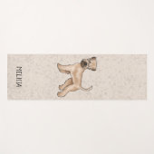 Zacht gecoate tarweterriër hond op beige met naam yogamat (Voorkant (horizontaal))