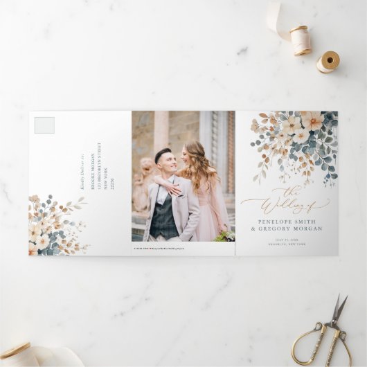 Zacht gedempte aardetinten bloemenbruiloft Waterve Drieluik Aankondiging (Buitenkant)