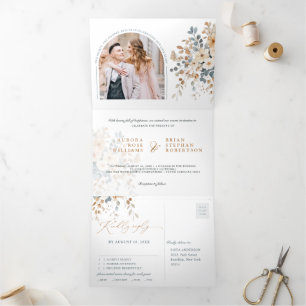 Zacht gedempte aardetinten bloemenbruiloft Waterve Drieluik Aankondiging