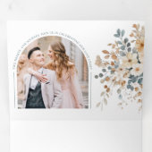 Zacht gedempte aardetinten bloemenbruiloft Waterve Drieluik Aankondiging (Binnenzijde eerst)