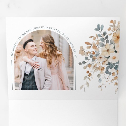 Zacht gedempte aardetinten bloemenbruiloft Waterve Drieluik Aankondiging (Binnenzijde eerst)