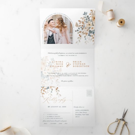 Zacht gedempte aardetinten bloemenbruiloft Waterve Drieluik Aankondiging (Binnen)