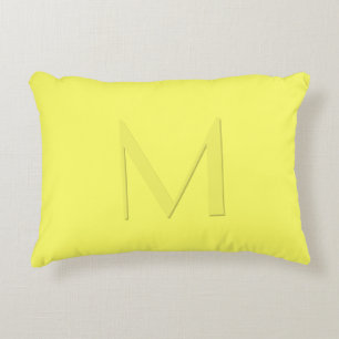 Zacht gele monogrammen accent kussen